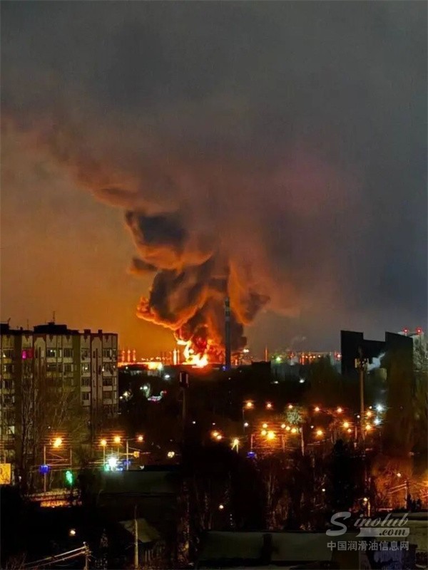 美國(guó)煉廠爆炸疊加俄港遇襲，全球油市再繃緊