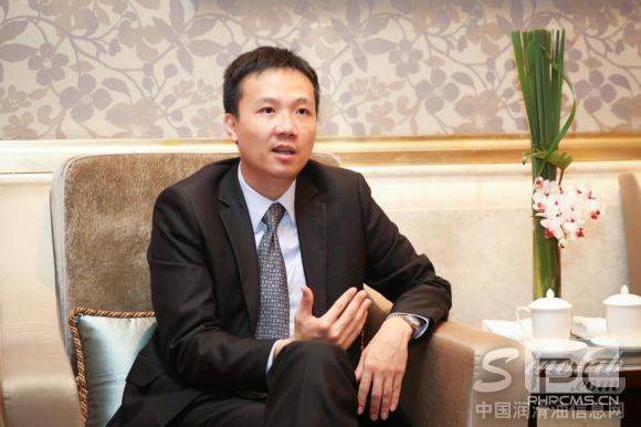 殼牌統(tǒng)一總經(jīng)理黃志昌先生正在接受媒體采訪