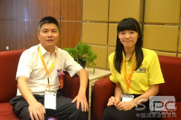 SGS石化部燃油潤滑油服務(wù)經(jīng)理龔堅強先生與中國潤滑油信息網(wǎng)編輯親切合照