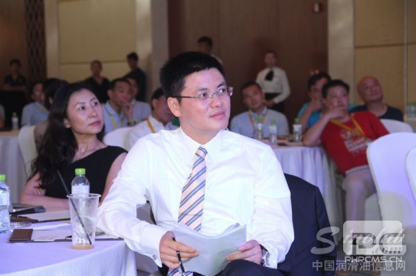 殼牌工業(yè)潤(rùn)滑油銷售總經(jīng)理陳斌接受中國(guó)潤(rùn)滑油信息網(wǎng)、《潤(rùn)滑油市場(chǎng)》采訪