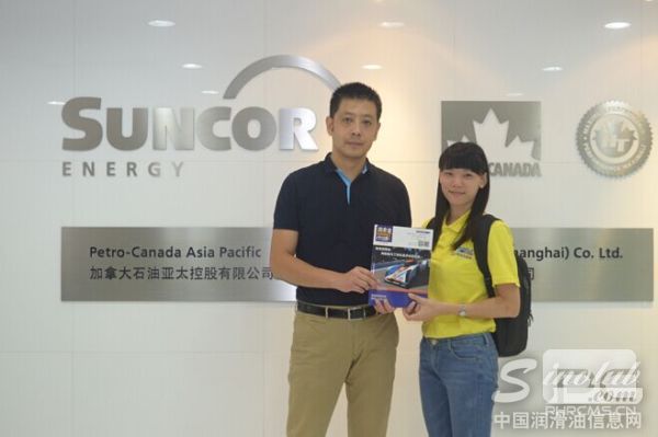 中國潤滑油信息網(wǎng)編輯與加拿大石油潤滑劑公司中國區(qū)總經(jīng)理呂承光先生親切合照