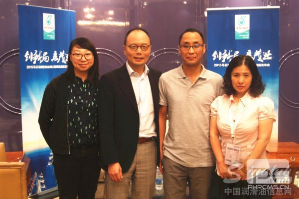 馬石油貿(mào)易(中國)有限公司CEO 陳嘉琮(左二)與中國潤滑油信息網(wǎng)編輯(右一)親切合影