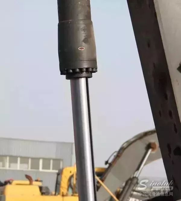 大件事！挖掘機油缸漏油！