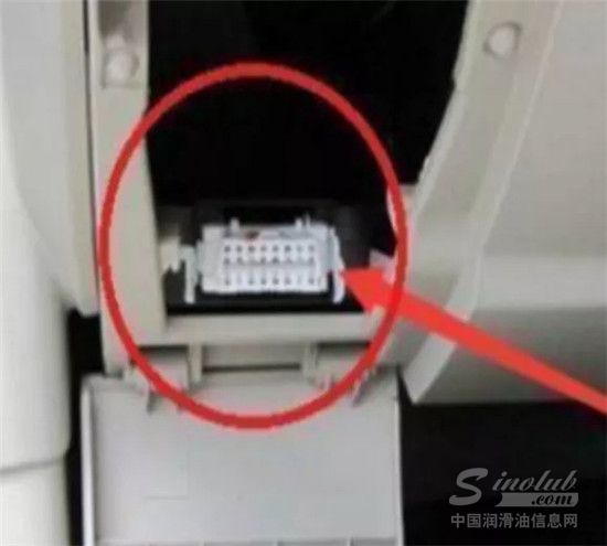 任何一輛車：方向盤下都有插口，多數(shù)車主不知，聰明師傅早用
