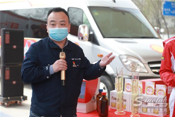 （河北省計量局專業(yè)人員檢測對油品數(shù)量計量進行檢測）