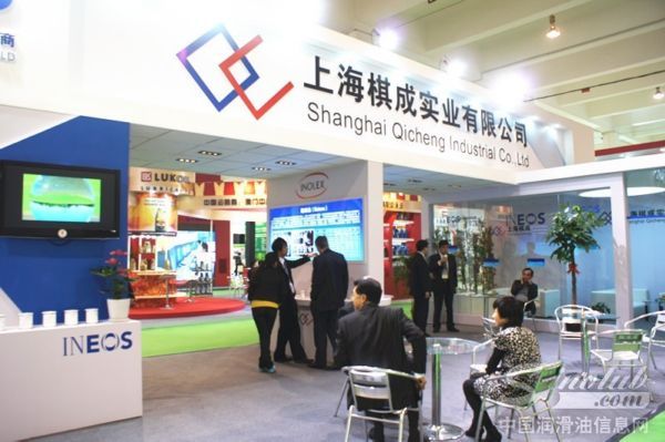 上海棋成實業(yè)有限公司展臺前客戶交流